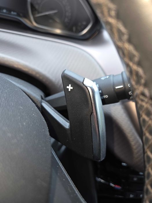 Peugeot 2008 din 2015, 1.2 CV Aut., 82.000 km, cu padele la volan