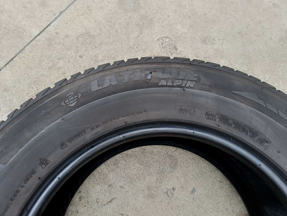 Doua anvelope iarna 235 65 17 michelin latitude alpin LA2 cu 7,5 mm