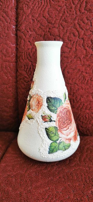 Бутилка и вазичка ръчна изработка . Декупаж.