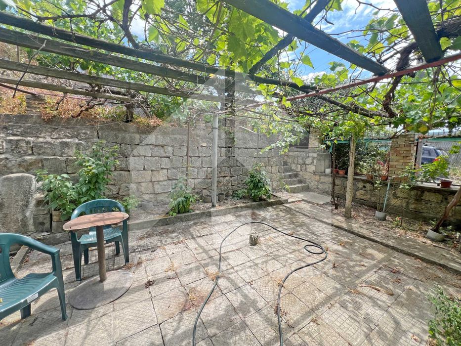 Продава самостоятелна двуетажна къща с двор от 600 м2 и ГАРАЖ. Център!