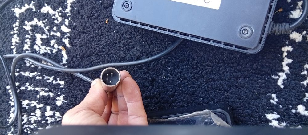 Încărcător bicicleta 36v mufa 4pini