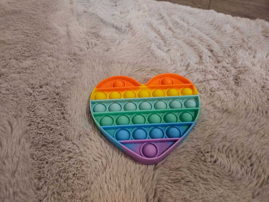 Продавам играчки:плюшен еднорог, топка, въже и попит.