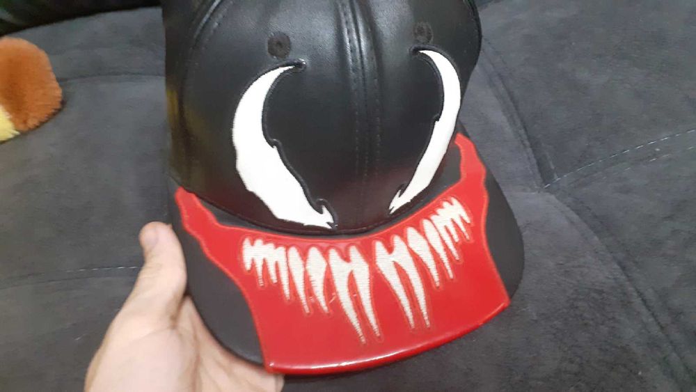 Кепка "Веном" в отличном состоянии