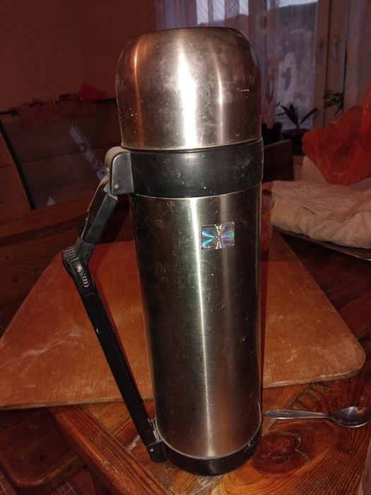 термос из нержавеющей стали.