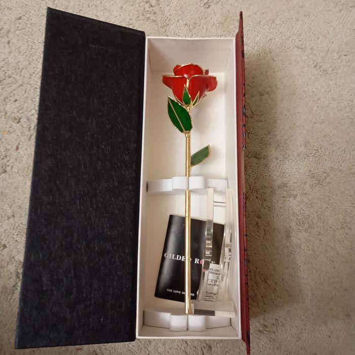 Позлатена роза за подарък.