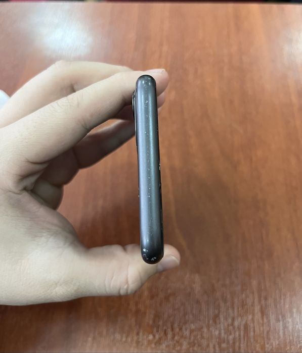 iPhone 11 black.