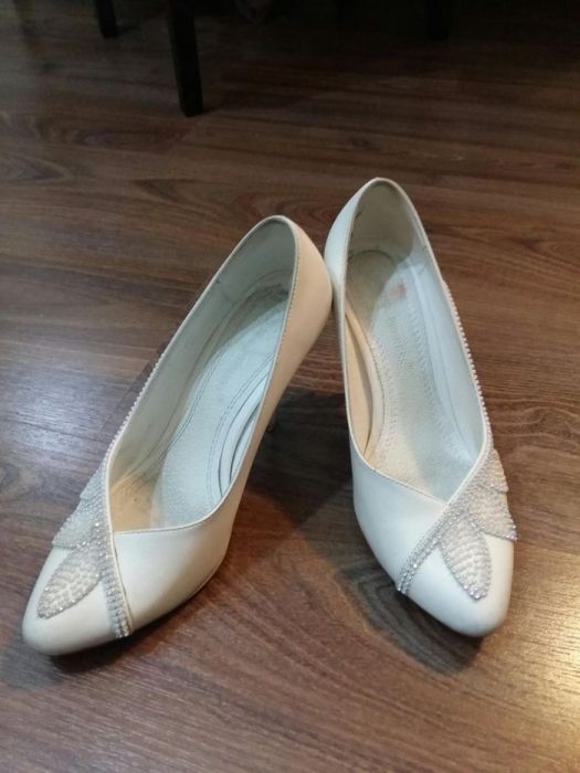 Туфли белые на каблуках