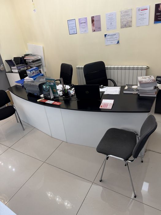 Стеллаж, стол, витрина