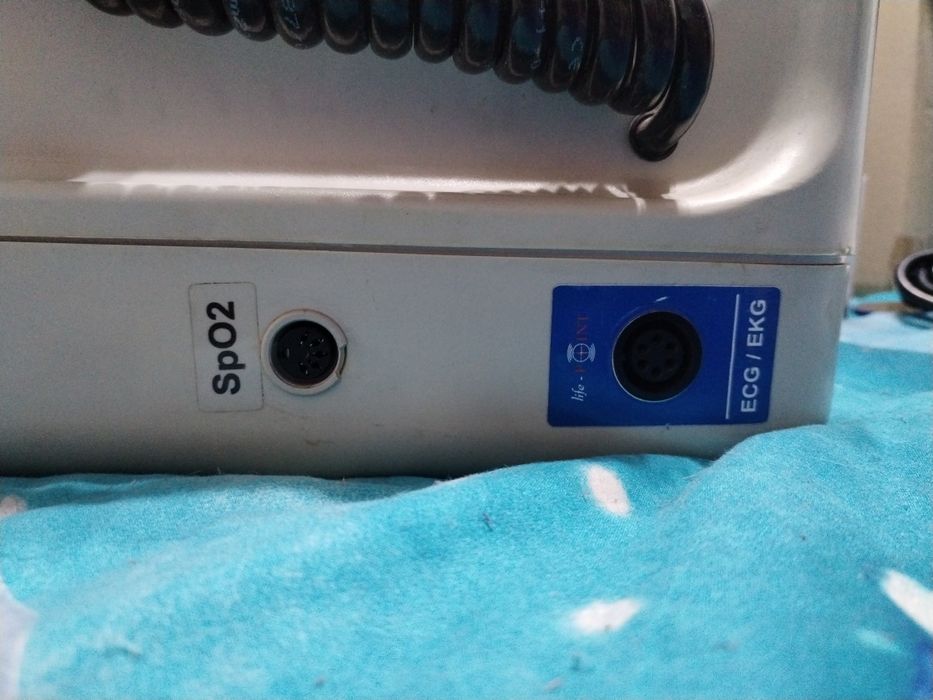 Defibrilator bifazic cu monitor, necesita scimbarea chopper-lui