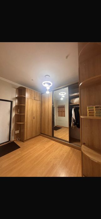 Продаю шкаф который стоит посередине