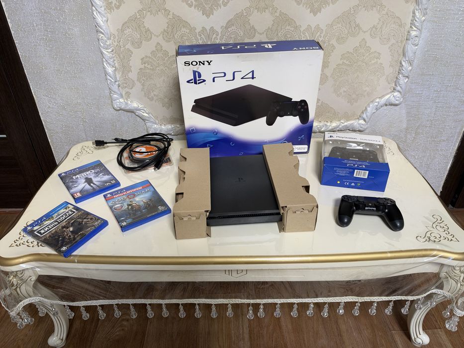 Ps4 slim  практически новый