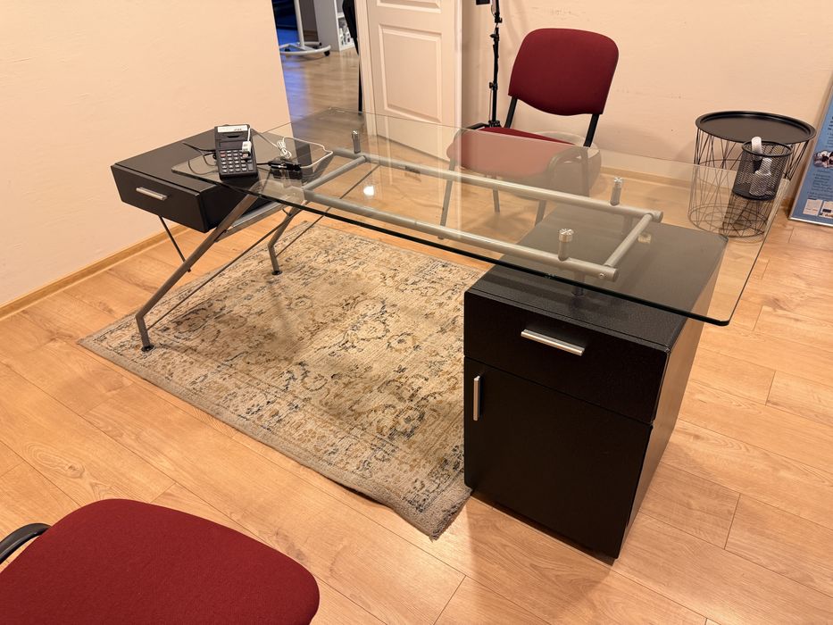 Vand doua birouri de sticla