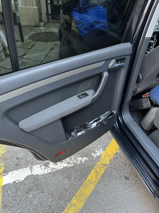 Volkswagen Touran 2008 г. • 1.9 TDI • DSG • 5 места