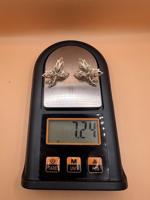 Продам золотые серьги.