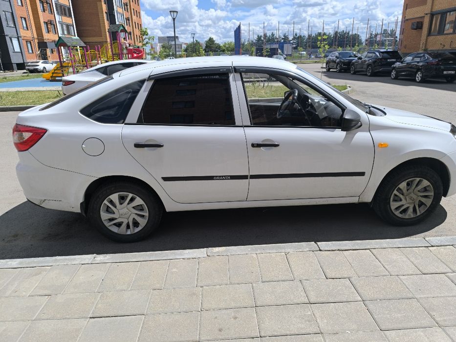 продам гранту лифтбэк 2015г.