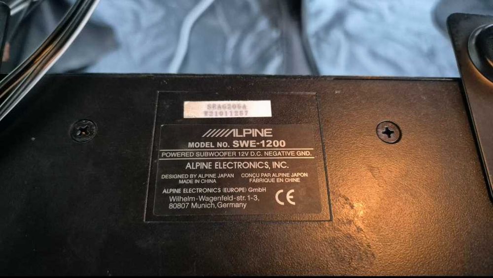 Vând sau Schimb subwoofer dimensiune redusă.