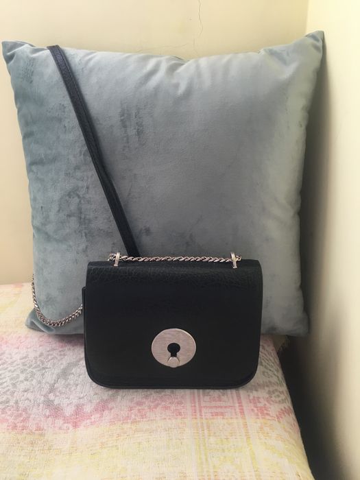 Малка кокетна чанта с дълга дръжка