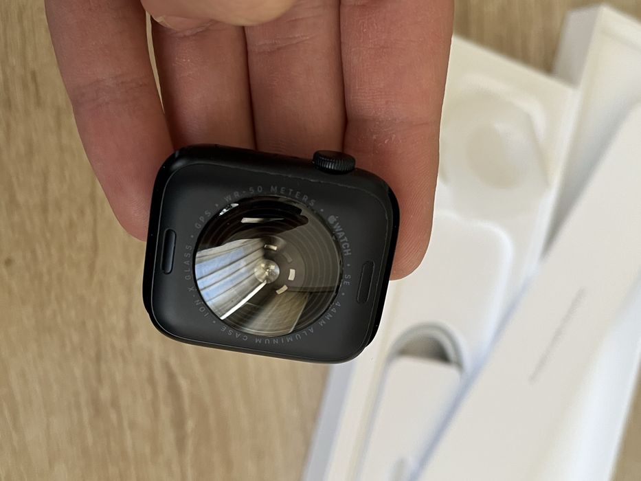 Apple Watch SE 2 44mm – работи, но с черен екран (за части/ремонт)