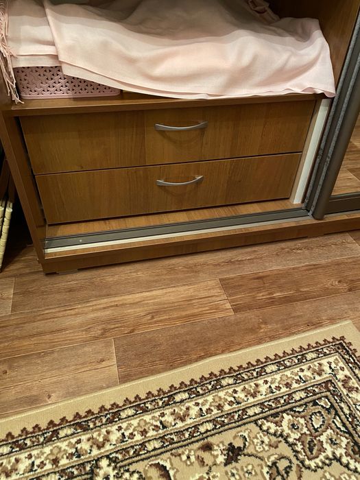 Шкаф купе с зеркальными дверями