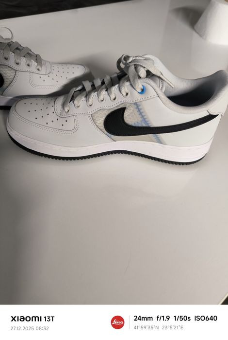 Nike Air Force 1 '07 LV8 SE в сив цвят с прозрачни детайли.