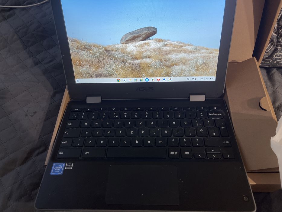 Малък лаптоп ASUS