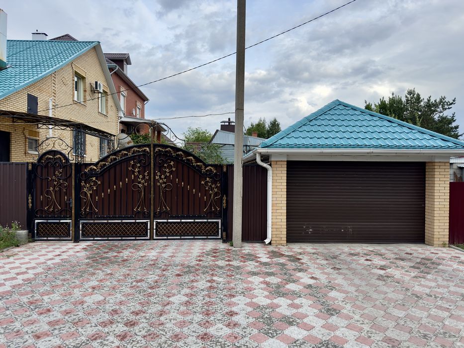 Дом 2 этажа, баня, бассейн, гараж.