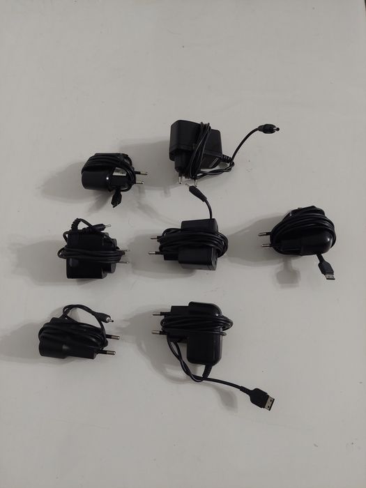 Мобильные телефоны и зарядки