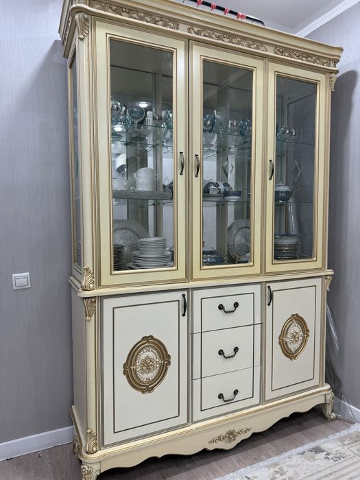 Шкаф витрина для посуды