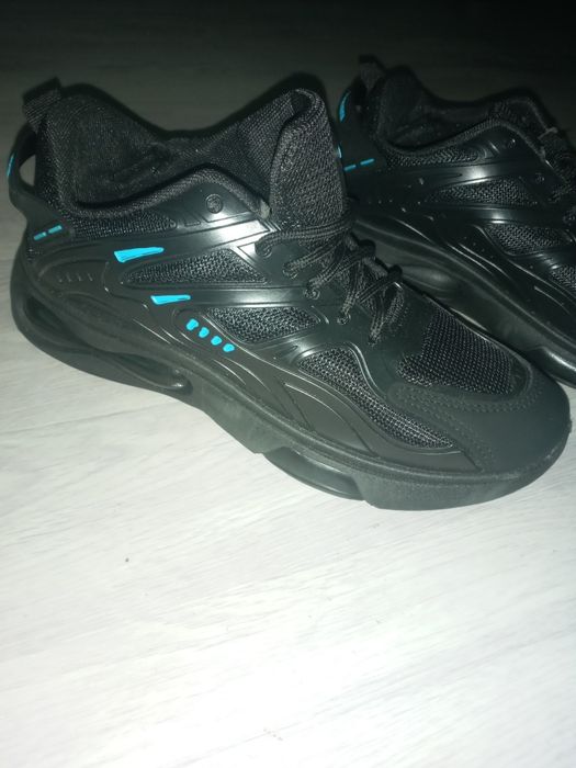 Продам кроссовки..