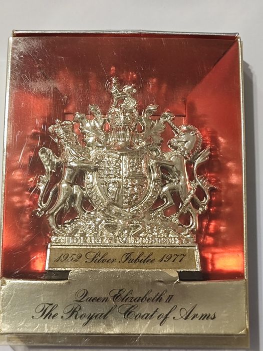 Сребърни монети и сребърен юбилен герб Елизабет 2