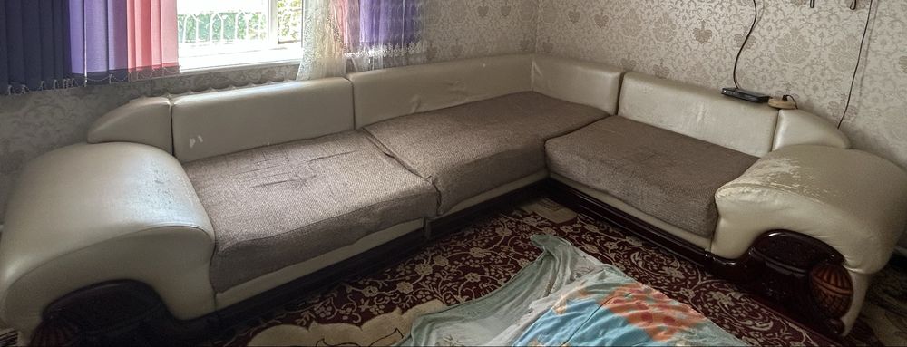 Продам угловой диван с подушками