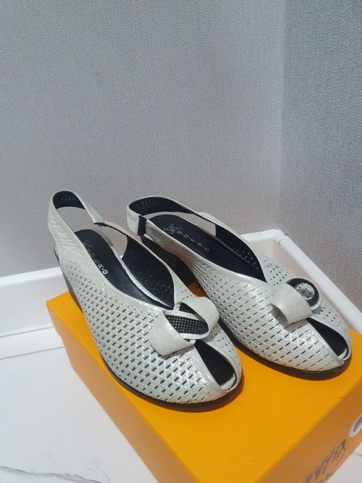 Босоножки кожанные