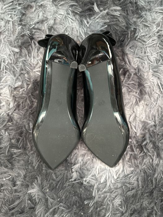 Черни токчета с панделка