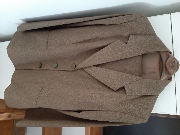 Vand costum pentru femei