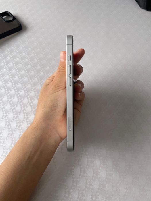 Iphone 16e с каропкой