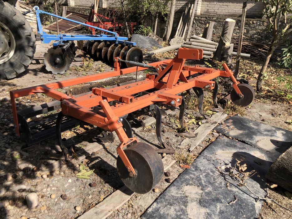 Продавам трактор с инвентар