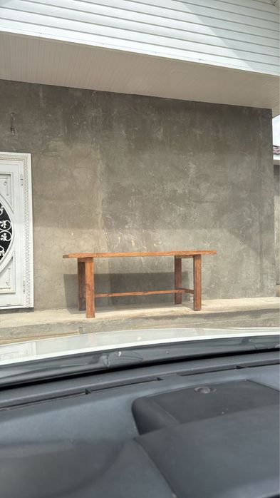 Стол из дерева отличного качества.