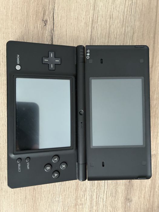 Nintendo dsi (modat) cu 2 jocuri si o carcasa
