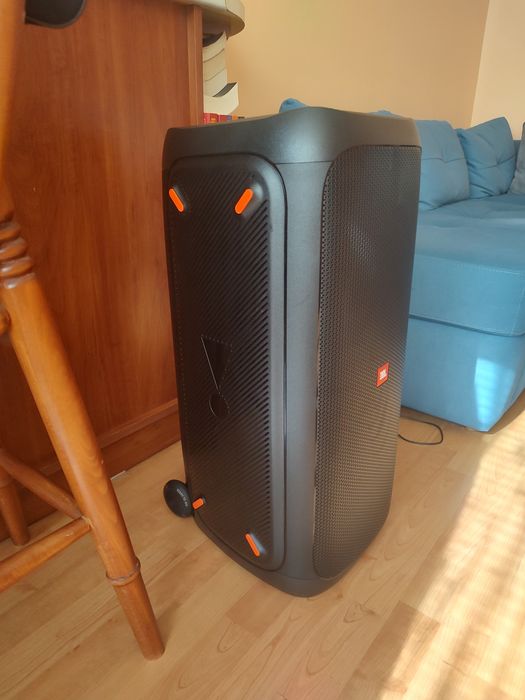 Продавам тонколона JBL Partybox 310