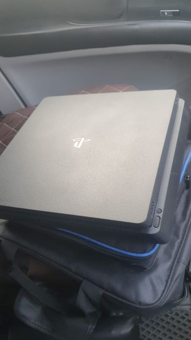 Продам Ps4 slim в идеальном состоянии