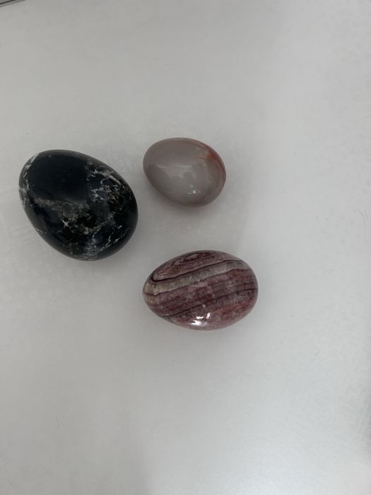 Продавам свещник, малки вази, яйца и пирамида от оникс