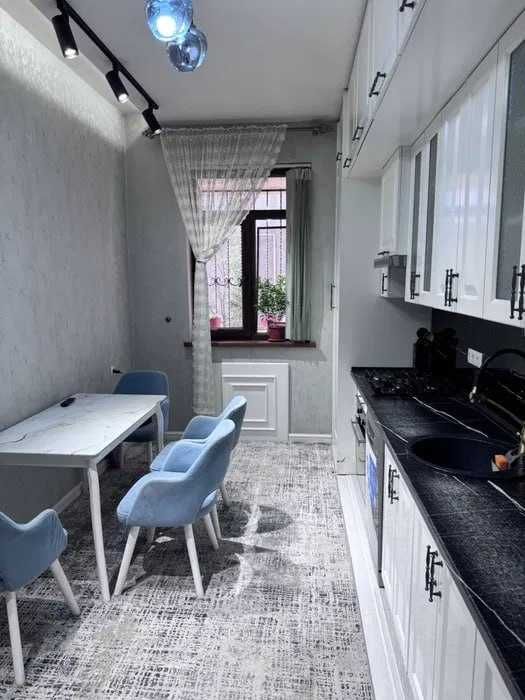 Замона туйхона якинида 5 хона дублех квартира сотилади !