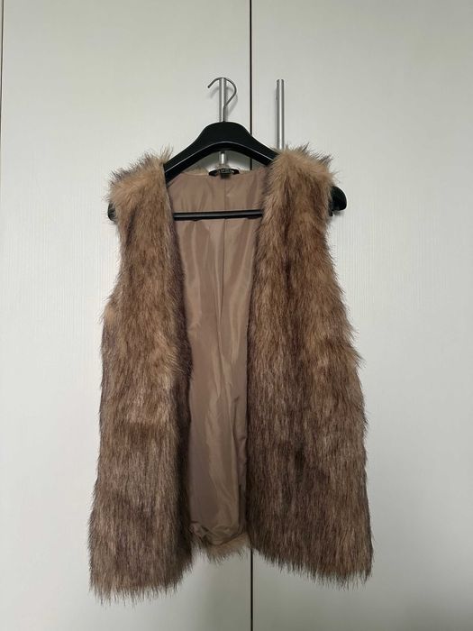 Елегантен елек с права кройка и изчистена линия. Esmara