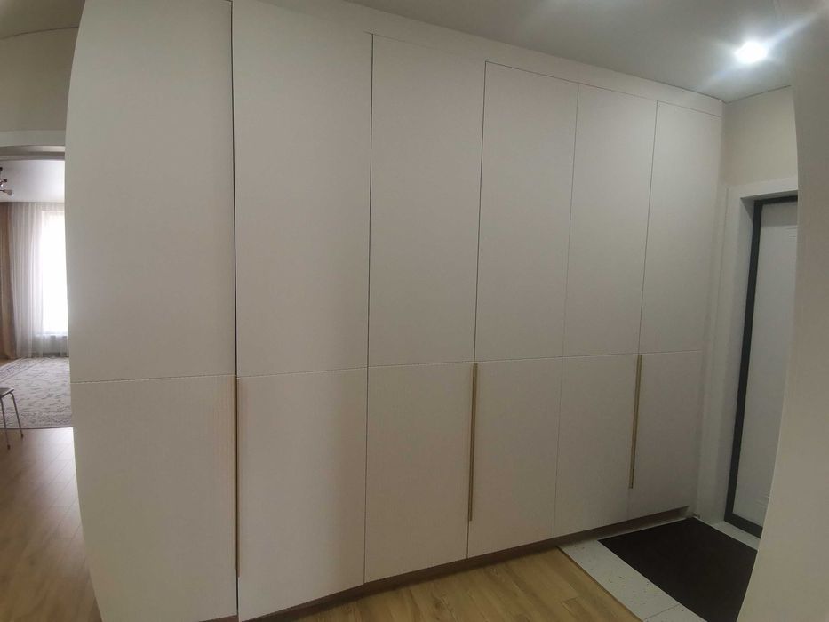 Продам большой шкаф