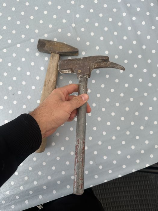 2 ciocane, maner lemn/fier. 25lei bucata
