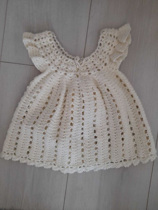 Бебешки ръчно плетени роклички и елеци за 10лв бр.