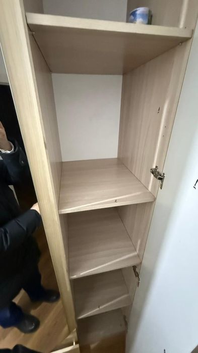 Стол, стулья, шифоньер, шторы,