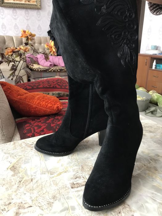 Продам замшевые сапоги