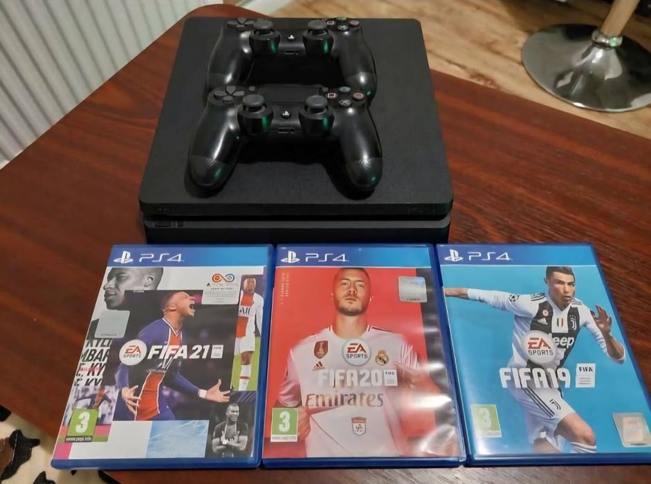 Vând PlayStation4, model Slim, x2 controllere plus 3 jocuri