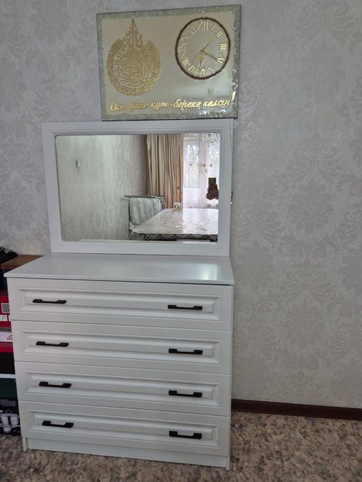 Продам комод с зеркалом